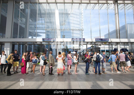 Des files d'été, les navetteurs la queue pour acheter des billets de train à la gare de London Bridge, Londres, Angleterre, RU Banque D'Images