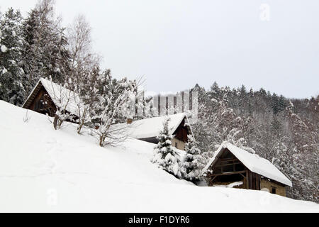 European Shepherd's Cottages en hiver neige Banque D'Images