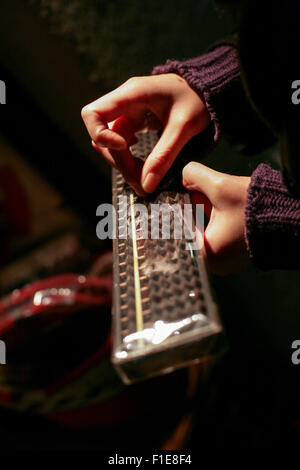 Abacus en bois japonais couvert de plastique avec womens hands holding. Banque D'Images