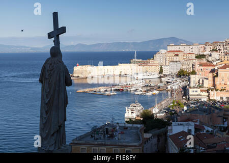 Silhouette de Jésus Christ statue avec croix en tant que partie de l'extérieur de la cathédrale de Saint Francesco et du quartier historique de la ville de Gaeta, Banque D'Images