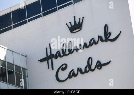 Un logo affiche à l'extérieur du siège de Hallmark Cards à Kansas City, Missouri, le 23 août 2015. Banque D'Images