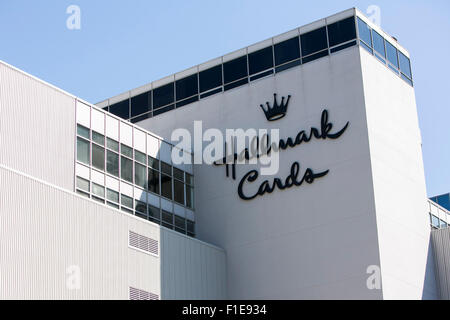 Un logo affiche à l'extérieur du siège de Hallmark Cards à Kansas City, Missouri, le 23 août 2015. Banque D'Images