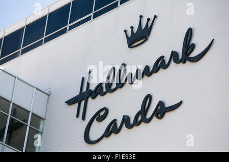 Un logo affiche à l'extérieur du siège de Hallmark Cards à Kansas City, Missouri, le 23 août 2015. Banque D'Images