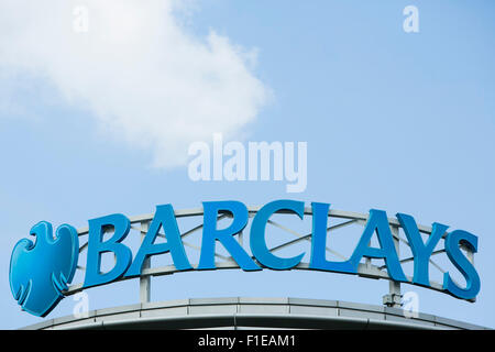 Un logo affiche à l'extérieur d'un établissement occupé par Barclays PLC à Wilmington, Delaware le 29 août 2015. Banque D'Images