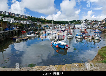 Mevagissey à Cornwall, en Angleterre, et une collection de bateaux de pêche amarrés dans le petit port de travail sur un matin d'été. Banque D'Images