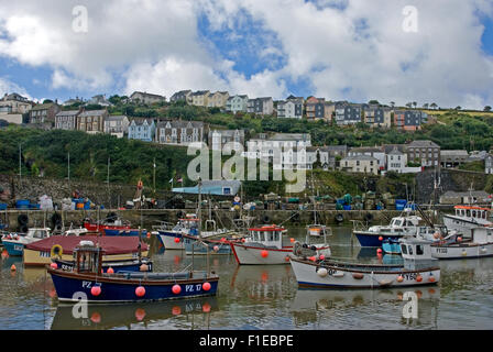 La ligne de côte de Cornwall et le village de pêcheurs de Mevagissey avec bateaux de pêche colorés dans le port de travail. Banque D'Images