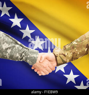 Soldats en serrant la main d'un drapeau sur fond - Bosnie-Herzégovine Banque D'Images