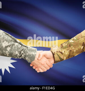 Soldats en serrant la main d'un drapeau sur fond - Nauru Banque D'Images