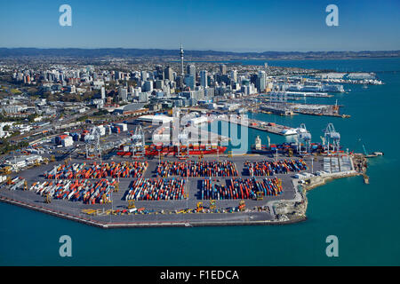 Ports d'Auckland, en bord de mer, port de Waitemata et le CBD, Auckland, île du Nord, Nouvelle-Zélande - vue aérienne Banque D'Images