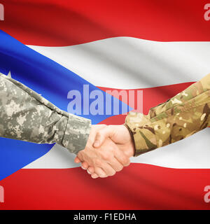 Soldats en serrant la main d'un drapeau sur fond - Puerto Rico Banque D'Images