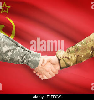 Soldats en serrant la main d'un drapeau sur fond - URSS Banque D'Images