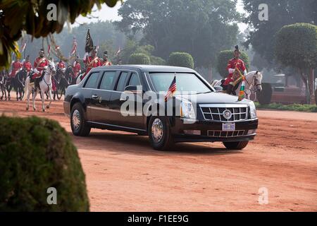 Le président des États-Unis, Barack Obama, avec la Première Dame Michelle Obama dans la limousine présidentielle suivie par des soldats à cheval arrivent pour une cérémonie de bienvenue à Rashtrapati Bhawan, 25 janvier 2015 à New Delhi, en Inde. Banque D'Images