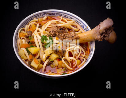Soupe aux nouilles Lagman ouzbeks avec de gros os, vue d'en haut Banque D'Images