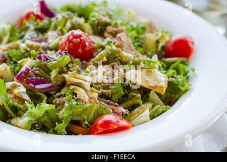 Salade grecque tomates avec les herbes et les biscottes, Close up Banque D'Images