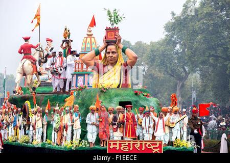 Un flotteur géant représentant les agriculteurs en milieu rural passe l'examen lors de la Parade de la République le 26 janvier 2015, à New Delhi, en Inde. Banque D'Images