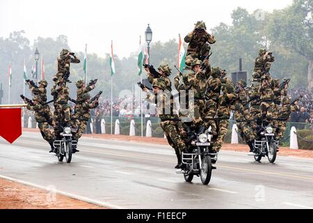 Les membres de la Force de sécurité des frontières de l'Inde sur les motocyclettes Devils ose passer la revue pendant la Parade de la République le 26 janvier 2015, à New Delhi, en Inde. Banque D'Images