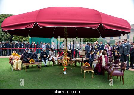 Le président américain Barack Obama et la Première Dame Michelle Obama à une réception offerte par le Président Pranab Mukherjee dans les jardins à Rashtrapati Bhawan après la parade de la République le 26 janvier 2015, à New Delhi, en Inde. Banque D'Images