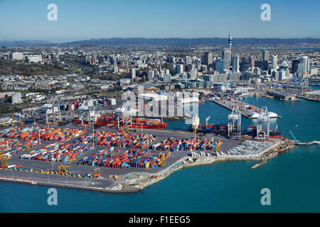 Ports d'Auckland, en bord de mer, port de Waitemata et le CBD, Auckland, île du Nord, Nouvelle-Zélande - vue aérienne Banque D'Images