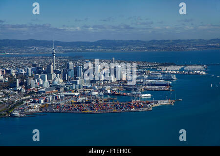 Ports d'Auckland, en bord de mer, port de Waitemata et le CBD, Auckland, île du Nord, Nouvelle-Zélande - vue aérienne Banque D'Images