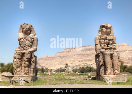 Colosses de Memnon, nécropole thébaine, Luxor, Egypte, Afrique du Sud Banque D'Images