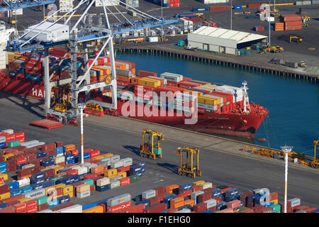 Conteneurs et navires aux ports d'Auckland, Auckland, île du Nord, Nouvelle-Zélande - vue aérienne Banque D'Images