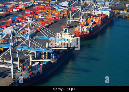 Navires et des conteneurs dans les ports d'Auckland, Auckland, île du Nord, Nouvelle-Zélande - vue aérienne Banque D'Images