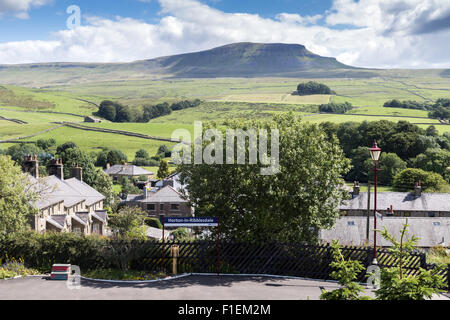 La gare de Horton dans Ribblesdale, avec le Pen-y-ghent dans l'arrière-plan Banque D'Images