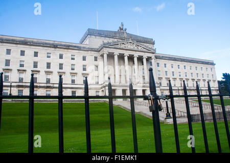 Portail fermé en face de l'exécutif d'Irlande du Nord - édifices du Parlement, de Stormont, à Belfast Banque D'Images