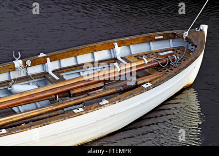 Bateau à rames blanc plié avec avirons closeup Banque D'Images