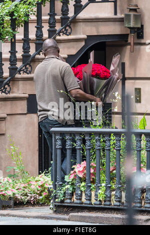 Liv Tyler est tout sourire alors qu'elle célèbre son 38e anniversaire avec fiancé Dave Gardner et fils Milo et marin comme cadeaux et fleurs conservés qui sont livrés à sa porte toute la journée où : New York City, United States Quand : 01 Juil 2015 Banque D'Images