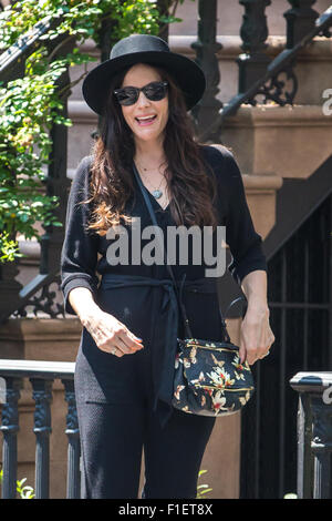 Liv Tyler est tout sourire alors qu'elle célèbre son 38e anniversaire avec fiancé Dave Gardner et fils Milo et marin comme cadeaux et fleurs conservés qui sont livrés à sa porte toute la journée avec : Liv Tyler Où : New York City, United States Quand : 01 Juil 2015 Banque D'Images