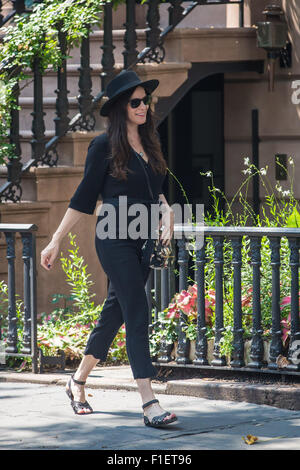 Liv Tyler est tout sourire alors qu'elle célèbre son 38e anniversaire avec fiancé Dave Gardner et fils Milo et marin comme cadeaux et fleurs conservés qui sont livrés à sa porte toute la journée avec : Liv Tyler Où : New York City, United States Quand : 01 Juil 2015 Banque D'Images