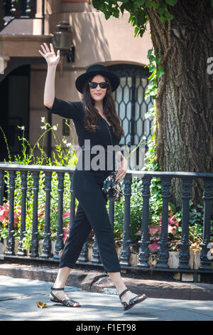 Liv Tyler est tout sourire alors qu'elle célèbre son 38e anniversaire avec fiancé Dave Gardner et fils Milo et marin comme cadeaux et fleurs conservés qui sont livrés à sa porte toute la journée avec : Liv Tyler Où : New York City, United States Quand : 01 Juil 2015 Banque D'Images