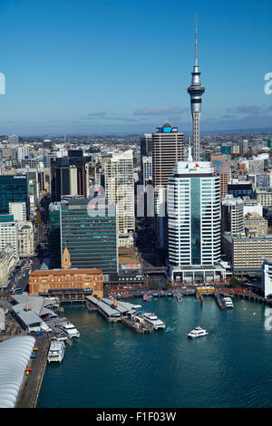 Le terminal des passagers, Sky Tower, et front de mer, l'île du nord, Auckland, Nouvelle-Zélande - vue aérienne Banque D'Images