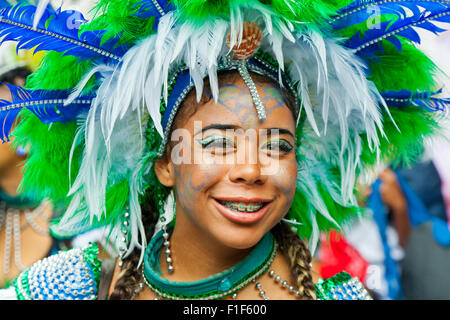 Leeds, UK. Août 31, 2015. L'attente sous la pluie pour le défilé du carnaval pour commencer, dans ParkLeeds Potternewton, West Yorkshire UK Crédit : Graham Hardy/Alamy Live News Banque D'Images