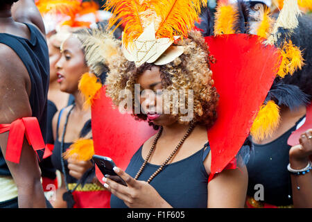 Leeds, UK. Août 31, 2015. L'attente sous la pluie pour le défilé du carnaval pour commencer, dans ParkLeeds Potternewton, West Yorkshire UK Crédit : Graham Hardy/Alamy Live News Banque D'Images