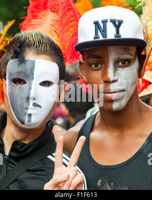 Leeds, Royaume-Uni. 31 août 2015. Deux jeunes paradisiaques de carnaval dans le parc Potternewton, Leeds, West Yorkshire UK Credit: Graham Hardy/Alay Live News Banque D'Images