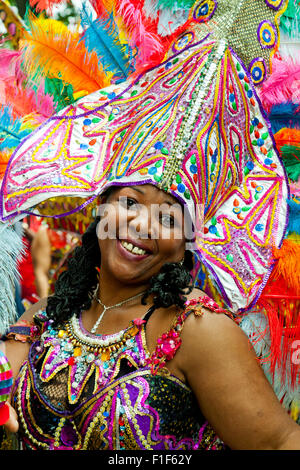 Leeds, UK. Août 31, 2015. Une femme portant un costume coloré représente pour l'appareil photo lors de l'attente sous la pluie pour le défilé du carnaval à commencer en Potternewton Park, Leeds, West Yorkshire UK Crédit : Graham Hardy/Alamy Live News Banque D'Images