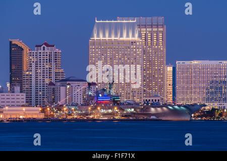 USS Midway et San Diego. Porte-avions USS Midway Museum et San Diego Skyline at Night. California USA. Banque D'Images