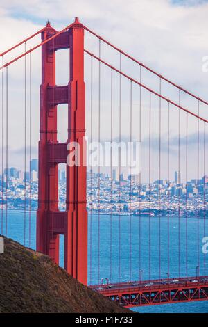 Scenic Baie de San Francisco et le Golden Gate Bridge. La photographie verticale. San Francisco, Californie, USA. Banque D'Images