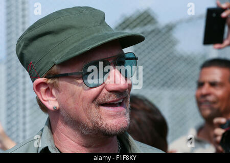 Turin, Italie. 01 Sep, 2015. Bono Vox, le leader du groupe de rock irlandais U2 arrive au stade olympique où des centaines de leurs fans attendre conférence de presse et d'autographes. Crédit : Elena Aquila/Pacific Press/Alamy Live News Banque D'Images