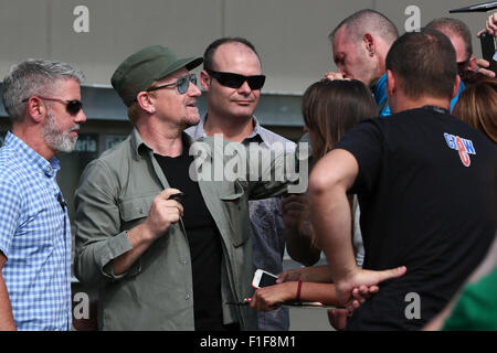 Turin, Italie. 01 Sep, 2015. Bono Vox, le leader du groupe de rock irlandais U2 arrive au stade olympique où des centaines de leurs fans attendre conférence de presse et d'autographes. Crédit : Elena Aquila/Pacific Press/Alamy Live News Banque D'Images