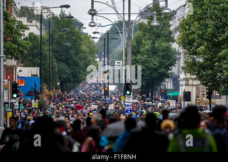 Londres, Royaume-Uni. 31 août, 2015. Des centaines de milliers de personnes ont bravé la pluie et emballées dans Ladbroke Grove durant la carnaval de Notting Hill 2015. Credit : Pete Maclaine/Alamy Live News Banque D'Images