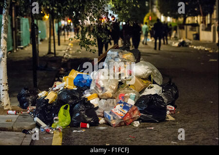 Londres, Royaume-Uni. 31 août, 2015. Un tas de détritus sur la route près de Ladbroke Grove après le carnaval de Notting Hill 2015. Credit : Pete Maclaine/Alamy Live News Banque D'Images