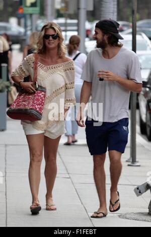 Rachel Hunter de prendre une promenade avec son fils Liam Stewart et sa petite amie à Los Angeles avec : Rachel Hunter, Liam Stewart Où : Los Angeles, California, United States Quand : 01 Juil 2015 Banque D'Images