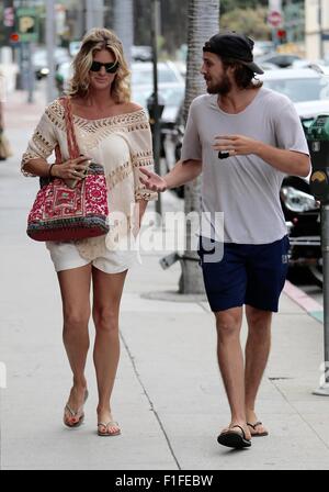 Rachel Hunter de prendre une promenade avec son fils Liam Stewart et sa petite amie à Los Angeles avec : Rachel Hunter, Liam Stewart Où : Los Angeles, California, United States Quand : 01 Juil 2015 Banque D'Images