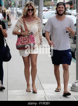 Rachel Hunter de prendre une promenade avec son fils Liam Stewart et sa petite amie à Los Angeles avec : Rachel Hunter, Liam Stewart Où : Los Angeles, California, United States Quand : 01 Juil 2015 Banque D'Images