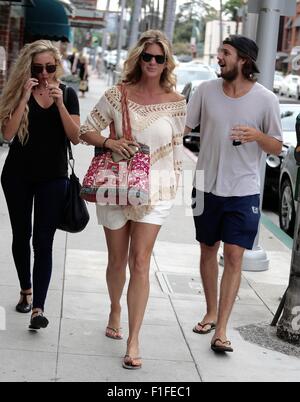 Rachel Hunter de prendre une promenade avec son fils Liam Stewart et sa petite amie à Los Angeles avec : Rachel Hunter, Liam Stewart Où : Los Angeles, California, United States Quand : 01 Juil 2015 Banque D'Images