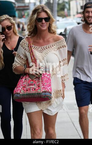 Rachel Hunter de prendre une promenade avec son fils Liam Stewart et sa petite amie à Los Angeles avec : Rachel Hunter, Liam Stewart Où : Los Angeles, California, United States Quand : 01 Juil 2015 Banque D'Images