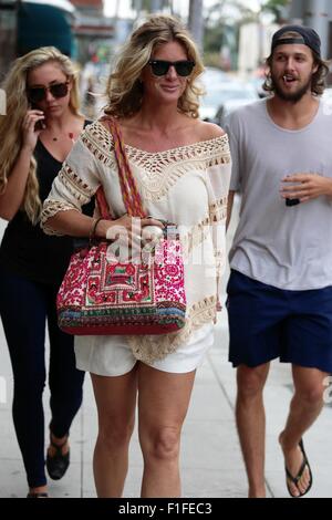 Rachel Hunter de prendre une promenade avec son fils Liam Stewart et sa petite amie à Los Angeles avec : Rachel Hunter, Liam Stewart Où : Los Angeles, California, United States Quand : 01 Juil 2015 Banque D'Images